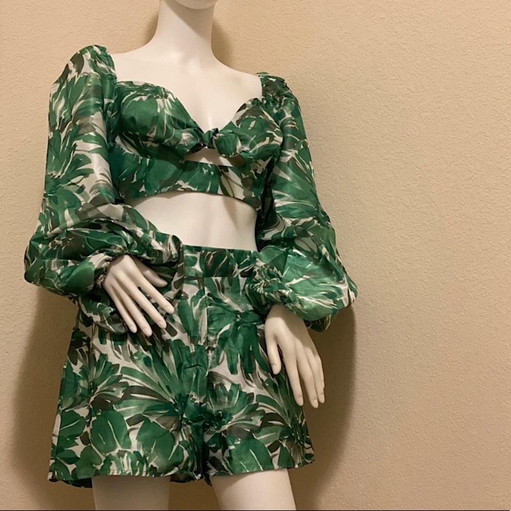 Such a gorgeous classy set. Stand out in the crowd with this. SIZE L.